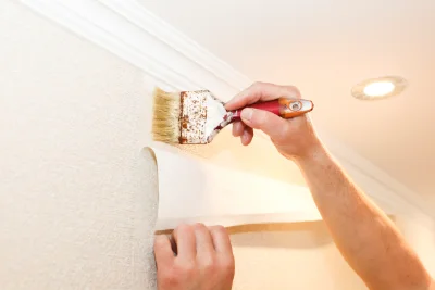 Pose de papier peint à la Lande-Patry — revêtements muraux et toiles de verre